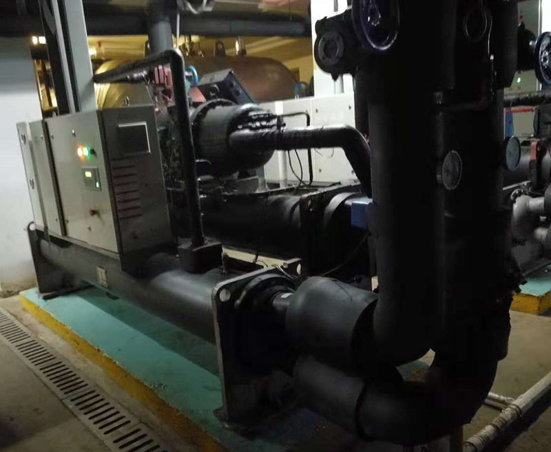 水冷式螺桿式空調(diào)機組.jpg 水冷式螺桿式空調(diào)機組.jpg